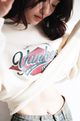 高颜值复古卫衣，内里加厚加绒。胶片感胸口印花圆领外套C111668