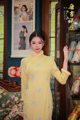 【暖黄蝶语】鹅黄蝴蝶刺绣加绒旗袍暖调鹅黄衬得人肤白胜雪，清浅蝴蝶刺绣自带灵动仙气~领口、袖口的毛绒边是秋冬专属温柔，改良旗袍版型既显身段又不局促，日常通勤/约会穿都适配~传统盘扣+七分袖设计