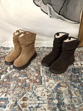 【全球第二好的】UGG秋冬氛围感神靴 编织堆堆靴 独特的厚底设计心机满满，悄悄拉长腿部线条的同时，还能轻松应对湿滑路面， 当凛冽寒风席卷街头，这双厚底雪地靴就是你的冬日穿搭“作弊神器”！