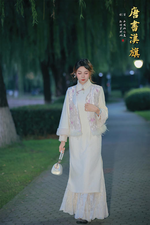 【冬絮禅意】奶白暗纹加绒旗袍奶白色自带温柔滤镜，暗纹肌理低调显贵气~领口袖口的毛绒边裹住秋冬暖意，手工盘扣+紫调流苏挂饰是点睛之笔，既有传统旗袍的雅致，又有现代穿搭的松弛感。 商品图4