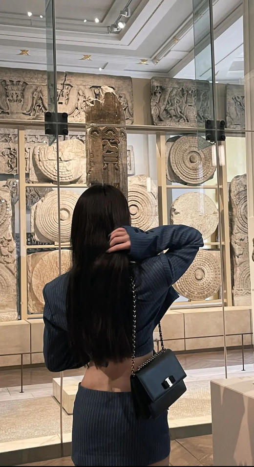 菲拉格慕 黑金 十字纹牛皮 vara 蝴蝶结 斜挎包 商品图1