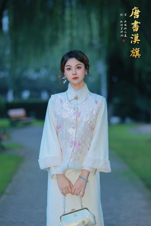 【冬絮禅意】奶白暗纹加绒旗袍奶白色自带温柔滤镜，暗纹肌理低调显贵气~领口袖口的毛绒边裹住秋冬暖意，手工盘扣+紫调流苏挂饰是点睛之笔，既有传统旗袍的雅致，又有现代穿搭的松弛感。 商品图0