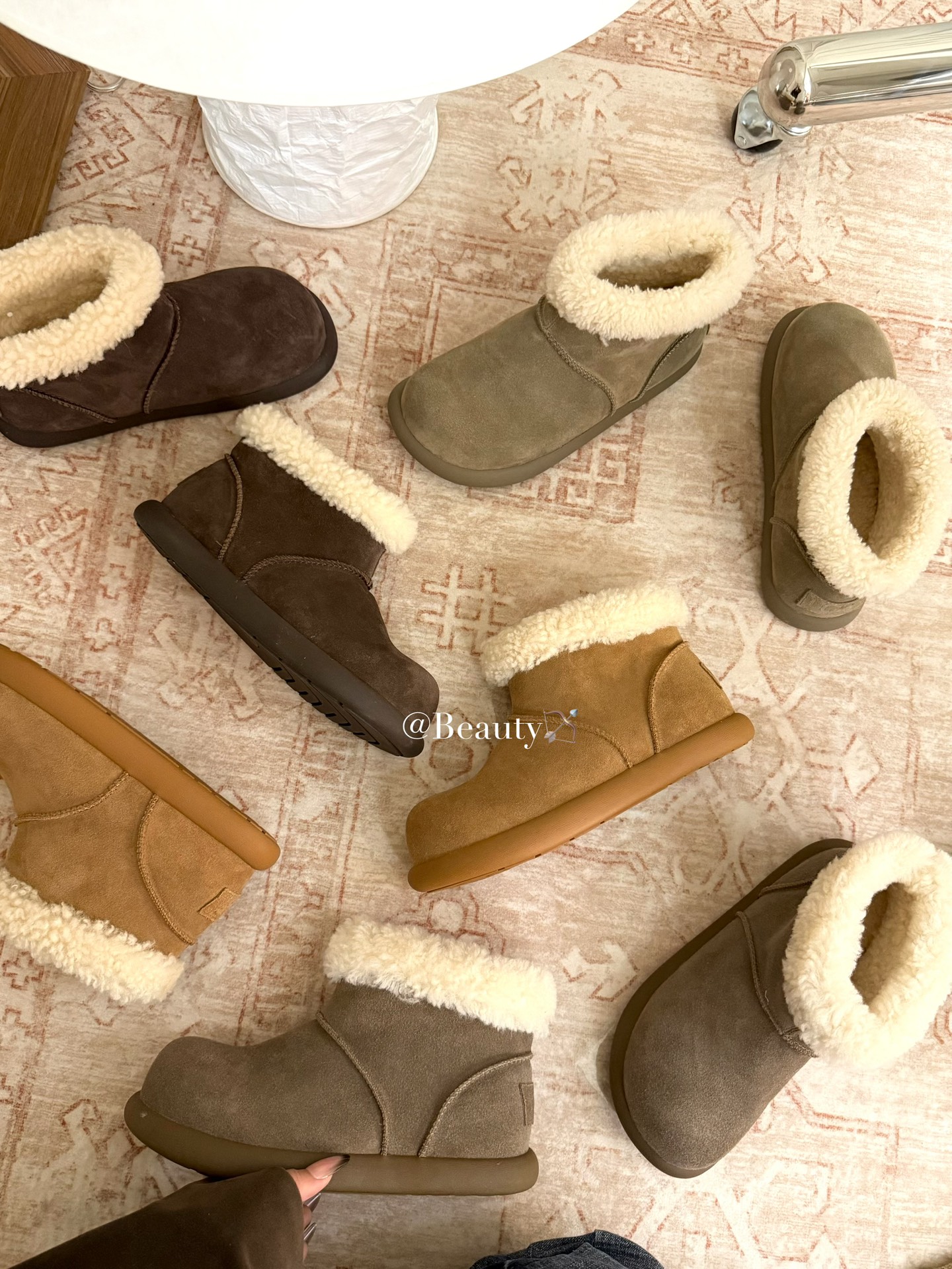 【全球第二好的】UGG土豆靴 秋冬仪式感，从一双UGG开始是时候让双脚住进温暖的“云朵”里了 一圈毛绒绒的羊毛领像把软乎乎的云朵裹在脚踝，踩上去仿佛陷进蓬松的雪堆，从脚尖暖到心底