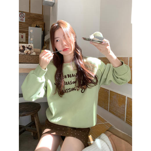 <曾小咸推荐>橄榄绿蘑菇字母绣花卫衣 商品图0