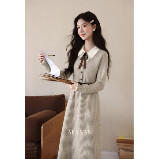 鹿向南「半糖摩卡」假两件法式长袖针织连衣裙女秋季收腰杏色长裙 商品图0