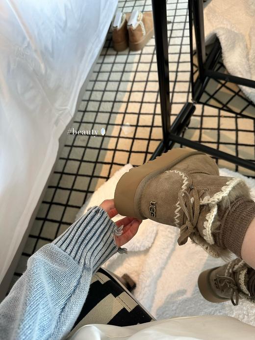 【全球第二好的】UGG后系带雪地靴 谁能想到雪地靴也能这么甜！！ 鞋口那圈毛线设计，直接把少女心拉满 冬天配毛呢裙或牛仔裤都巨搭～ 保暖和颜值同时在线的选手，我先锁死了！ 商品图1