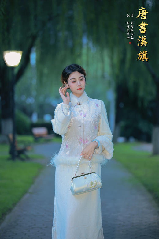 【冬絮禅意】奶白暗纹加绒旗袍奶白色自带温柔滤镜，暗纹肌理低调显贵气~领口袖口的毛绒边裹住秋冬暖意，手工盘扣+紫调流苏挂饰是点睛之笔，既有传统旗袍的雅致，又有现代穿搭的松弛感。 商品图2