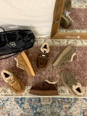 【全球第二好的】UGG田曦薇同款 这波带扣毛毛鞋把“复古甜酷”玩明白了 金属扣和明线设计又让它多了份复古腔调～不管是栗色的温柔、巧色的复古，还是羚羊棕的质感，每一双都戳中审美点！