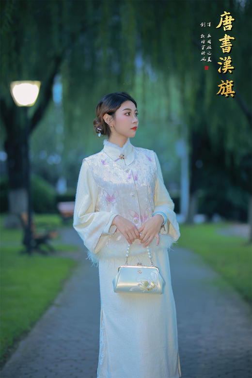 【冬絮禅意】奶白暗纹加绒旗袍奶白色自带温柔滤镜，暗纹肌理低调显贵气~领口袖口的毛绒边裹住秋冬暖意，手工盘扣+紫调流苏挂饰是点睛之笔，既有传统旗袍的雅致，又有现代穿搭的松弛感。 商品图3