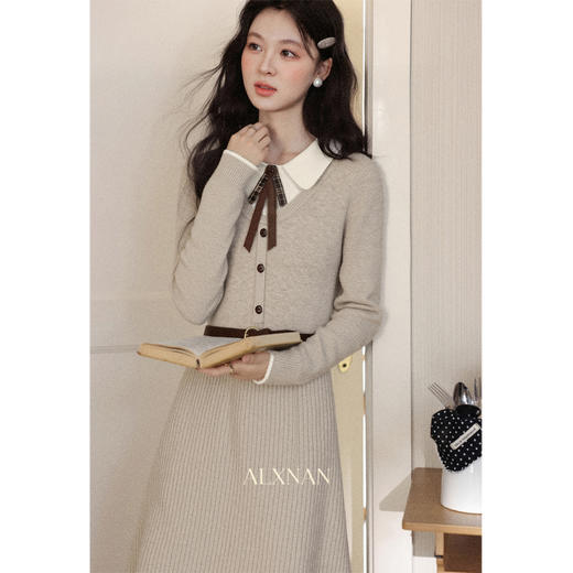 鹿向南「半糖摩卡」假两件法式长袖针织连衣裙女秋季收腰杏色长裙 商品图2