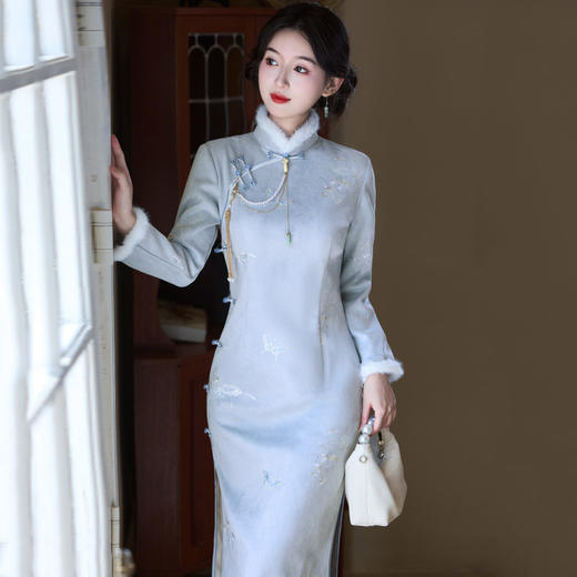 蓝色刺绣加绒加厚冬装国风改良旗袍年轻款 SC22380 商品图3