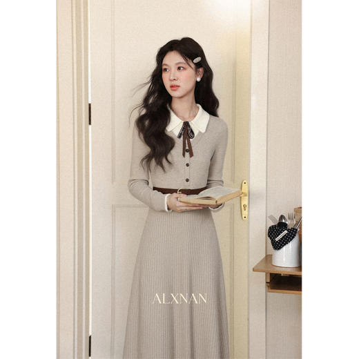 鹿向南「半糖摩卡」假两件法式长袖针织连衣裙女秋季收腰杏色长裙 商品图4