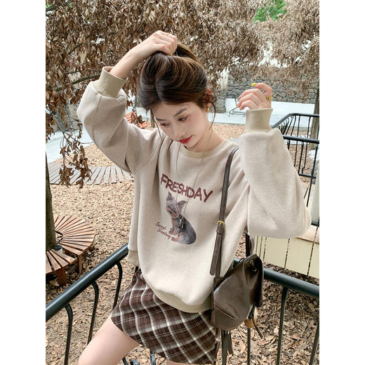 <曾小咸推荐>燕麦色小狗字母印花卫衣 商品图3