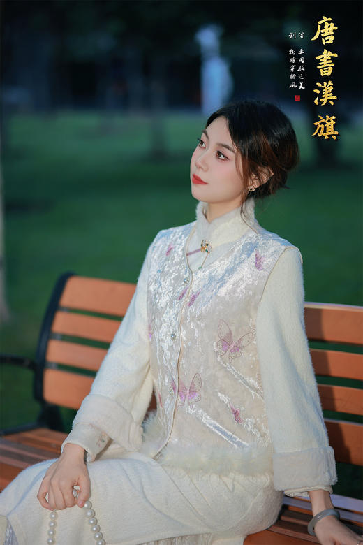 【冬絮禅意】奶白暗纹加绒旗袍奶白色自带温柔滤镜，暗纹肌理低调显贵气~领口袖口的毛绒边裹住秋冬暖意，手工盘扣+紫调流苏挂饰是点睛之笔，既有传统旗袍的雅致，又有现代穿搭的松弛感。 商品图6