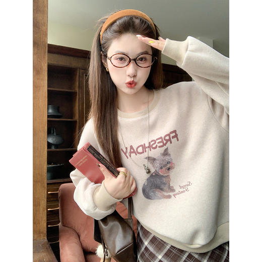 <曾小咸推荐>燕麦色小狗字母印花卫衣 商品图1