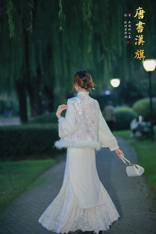 【冬絮禅意】奶白暗纹加绒旗袍奶白色自带温柔滤镜，暗纹肌理低调显贵气~领口袖口的毛绒边裹住秋冬暖意，手工盘扣+紫调流苏挂饰是点睛之笔，既有传统旗袍的雅致，又有现代穿搭的松弛感。 商品图7