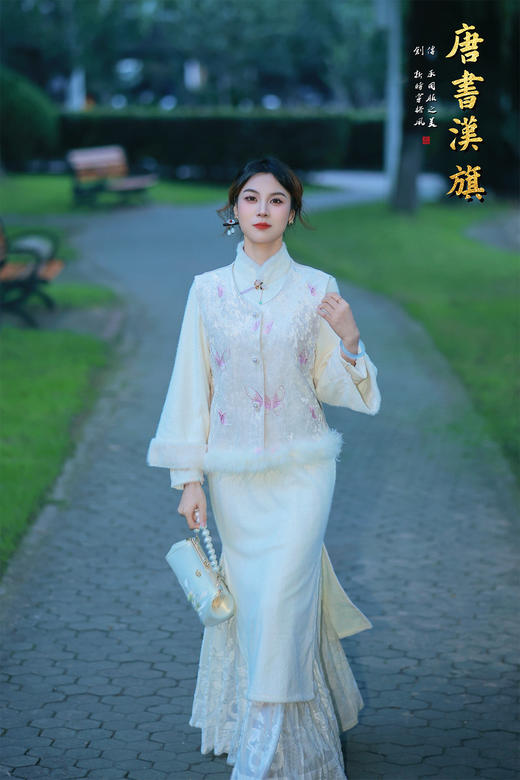 【冬絮禅意】奶白暗纹加绒旗袍奶白色自带温柔滤镜，暗纹肌理低调显贵气~领口袖口的毛绒边裹住秋冬暖意，手工盘扣+紫调流苏挂饰是点睛之笔，既有传统旗袍的雅致，又有现代穿搭的松弛感。 商品图1