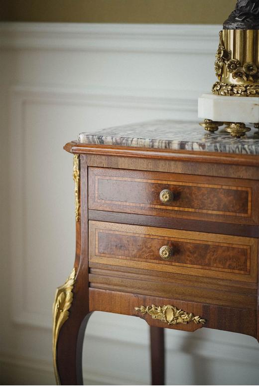 独角鹿西洋古董 1890年代法国出品路易十五风格铜鎏金雕饰细木镶嵌大理石面边几 商品图3