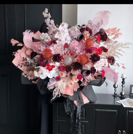 《倾国倾城》红帝王针垫蝴蝶兰重瓣百合超大号花束 商品图0