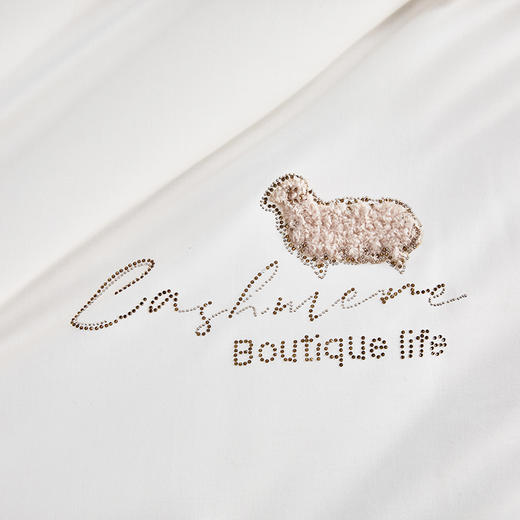 多喜爱 澳境纯羊毛加厚冬被【100%澳洲羊毛】【60S全棉贡缎】【足料填充】丝光工艺 柔暖不闷 加厚填充 烫钻工艺 PU皮手提包 商品图5