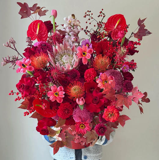 《蝶汐》帝王花针垫红掌冬青蕙兰花束 商品图1