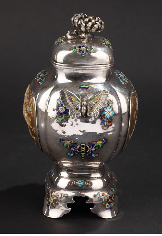 独角鹿西洋古董 20世纪初日本明治时期出品「清供花鸟」主题芝山银镶嵌蝴蝶耳付菊钮珐琅彩绘香炉 商品图3