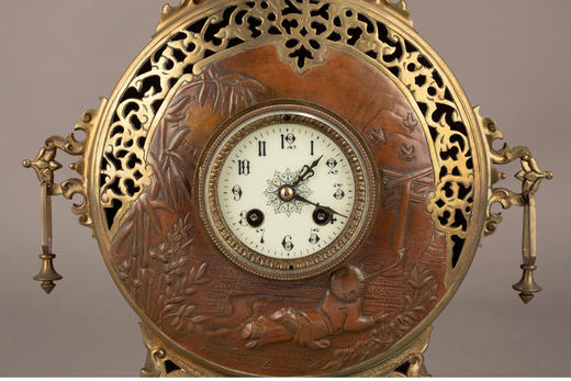 独角鹿西洋古董 19世纪晚期法国钟表匠出品东方风格花鸟主题铜鎏金装饰座钟烛台三件套 商品图3