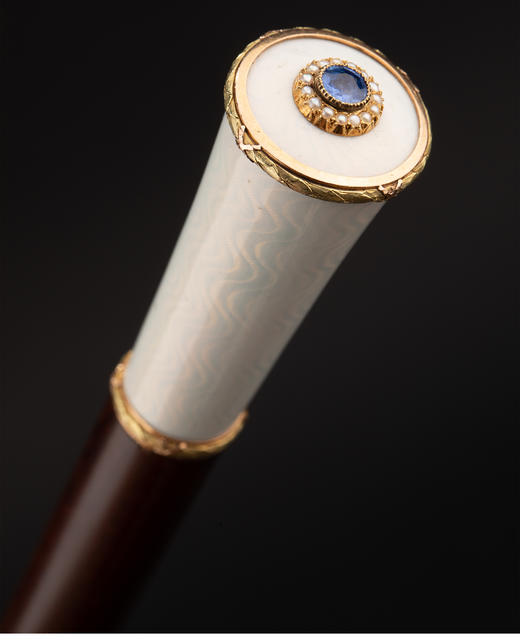 独角鹿西洋古董 1900年代英国出品黄金装饰白色玑镂珐琅嵌蓝宝石及海水珍珠古董手杖 商品图2