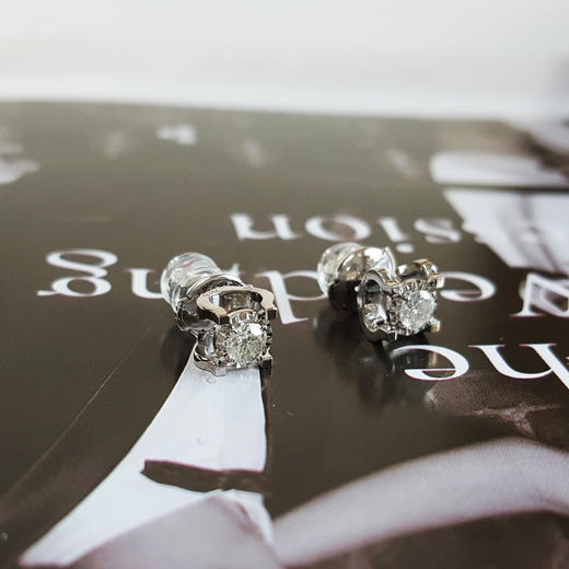 【天然正品】AU750白金简约时尚牛头款近0.2/0.2克拉钻石耳钉15.7*6.7*5.5MM（皆取最大值）女士031125TJ33 特价：2280元 商品图5