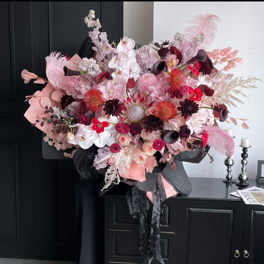 《倾国倾城》红帝王针垫蝴蝶兰重瓣百合超大号花束 商品图1