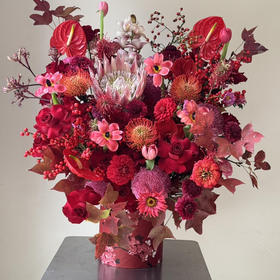 《蝶汐》帝王花针垫红掌冬青蕙兰花束