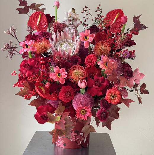 《蝶汐》帝王花针垫红掌冬青蕙兰花束 商品图0