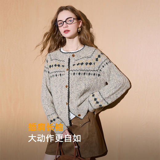 西遇费尔岛毛衫女冬季新款圆领印花短款奶油针织开衫外套SS051848 商品图3