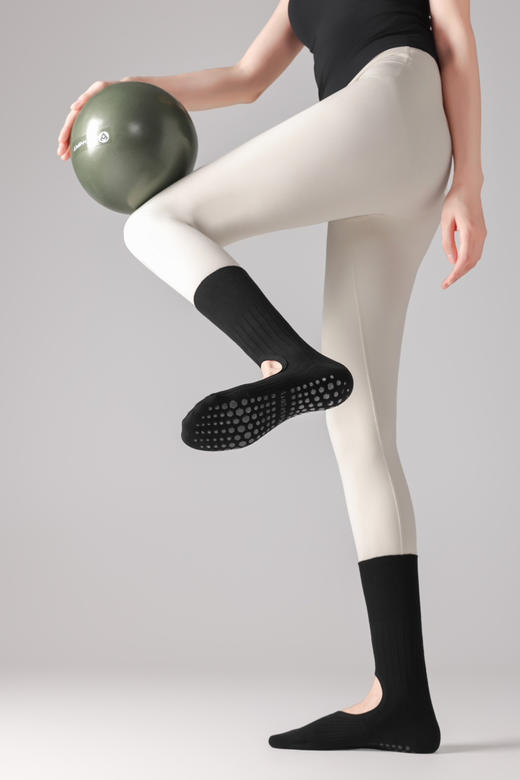 2双装无骨瑜伽袜~脚面挖孔设计 时下流行的芭蕾风格 脚底防滑点胶  双针工艺 柔软舒适亲肤 商品图1