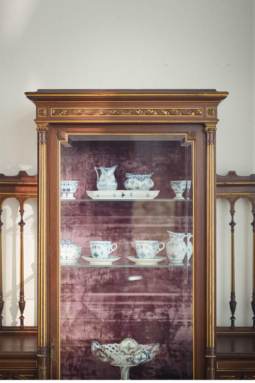 独角鹿西洋古董 1890年代法国出品新古典主义风格铜鎏金装饰胡桃木展示柜 商品图4