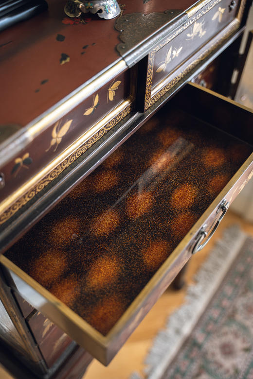 独角鹿西洋古董19世纪日本明治时期出品东方孔雀花蝶主题木胎金漆莳绘多层边柜 商品图8