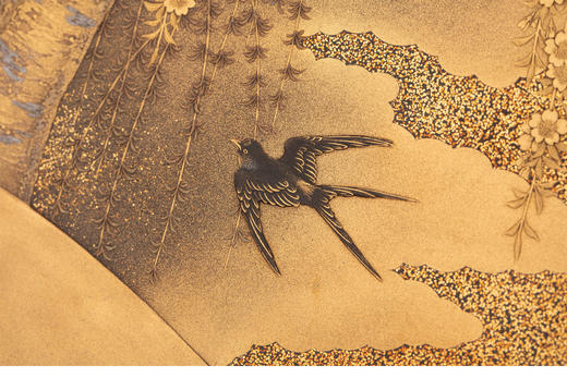 独角鹿西洋古董  19世纪末日本明治时期出品「垂樱飞燕」主题金梨地蒔绘赏盘 商品图6