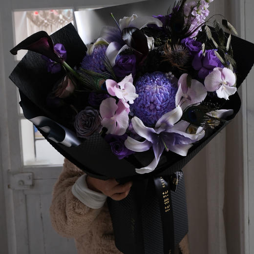 《远山孔雀》牡丹菊蝴蝶兰马蹄莲黑紫色花束 商品图3