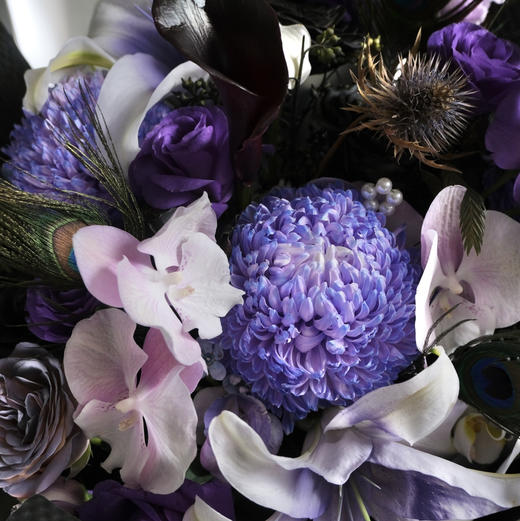 《远山孔雀》牡丹菊蝴蝶兰马蹄莲黑紫色花束 商品图2