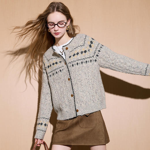 西遇费尔岛毛衫女冬季新款圆领印花短款奶油针织开衫外套SS051848 商品图0