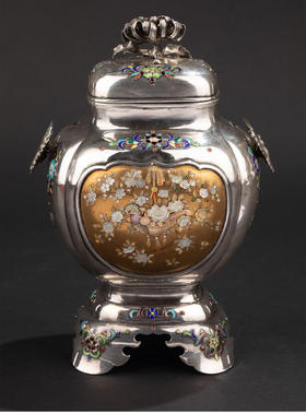 独角鹿西洋古董 20世纪初日本明治时期出品「清供花鸟」主题芝山银镶嵌蝴蝶耳付菊钮珐琅彩绘香炉