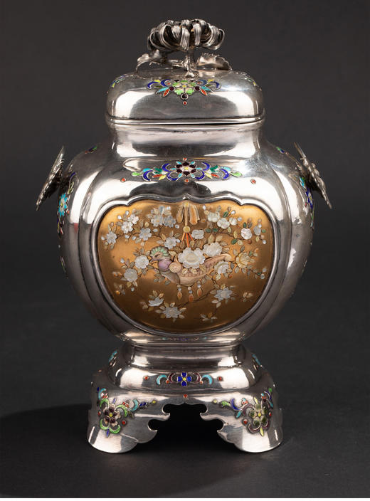 独角鹿西洋古董 20世纪初日本明治时期出品「清供花鸟」主题芝山银镶嵌蝴蝶耳付菊钮珐琅彩绘香炉 商品图0