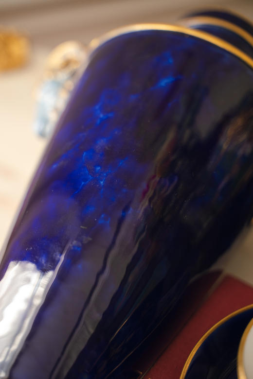 独角鹿西洋古董1879年代法国御窑塞弗尔签名出品手绘描金装饰羊首双耳云朵蓝釉带盖瓷瓶 商品图6