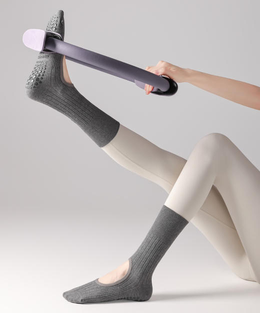 2双装无骨瑜伽袜~脚面挖孔设计 时下流行的芭蕾风格 脚底防滑点胶  双针工艺 柔软舒适亲肤 商品图4