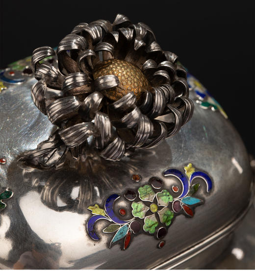 独角鹿西洋古董 20世纪初日本明治时期出品「清供花鸟」主题芝山银镶嵌蝴蝶耳付菊钮珐琅彩绘香炉 商品图4