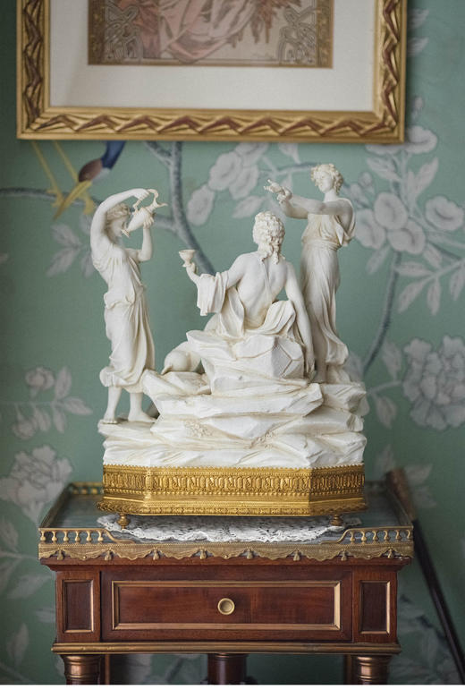 【已售】独角鹿西洋古董 20世纪早期德国出品路易十六风格铜鎏金精雕底座嵌素胎瓷群雕「酒神巴克斯与女祭司」 商品图0