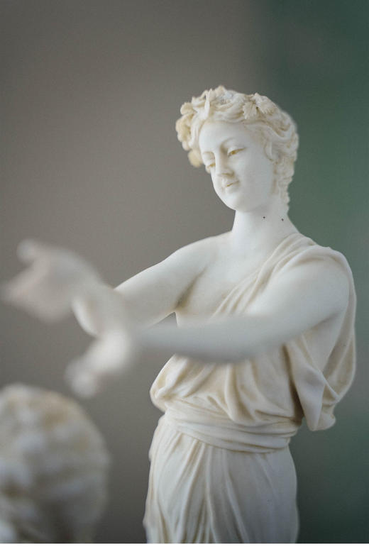 【已售】独角鹿西洋古董 20世纪早期德国出品路易十六风格铜鎏金精雕底座嵌素胎瓷群雕「酒神巴克斯与女祭司」 商品图5
