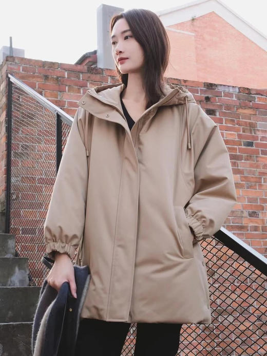 “温暖大被子”丝羊毛精纺平纹布廓形鹅绒羽绒服 独特织造技术 宽松廓形 甄选高品质白鹅绒填充 侧边按扣设计 不显臃肿 商品图6