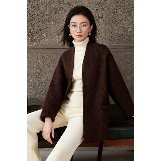 “流动的绒面画布” 苏丽长绒羊毛 × 高支羊毛的高定混纺毛呢大衣 丝滑长绒的柔糯手感  米思阳2025冬新款轻奢老钱法式慵懒短款毛呢大衣女5683 商品图0