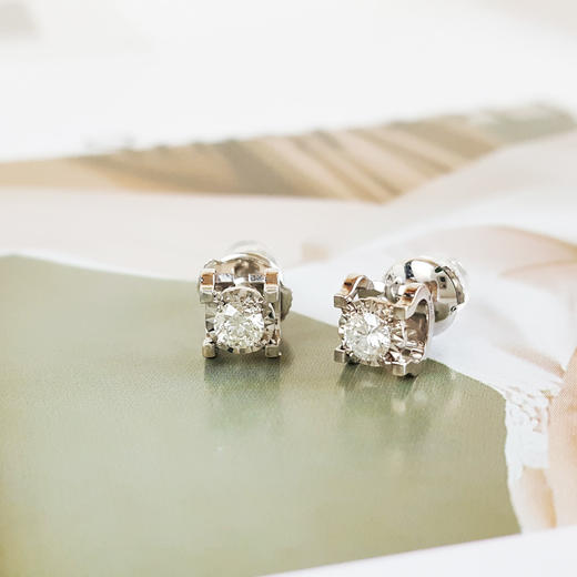 【天然正品】AU750白金简约时尚牛头款近0.2/0.2克拉钻石耳钉15.7*6.7*5.5MM（皆取最大值）女士031125TJ33 特价：2280元 商品图4
